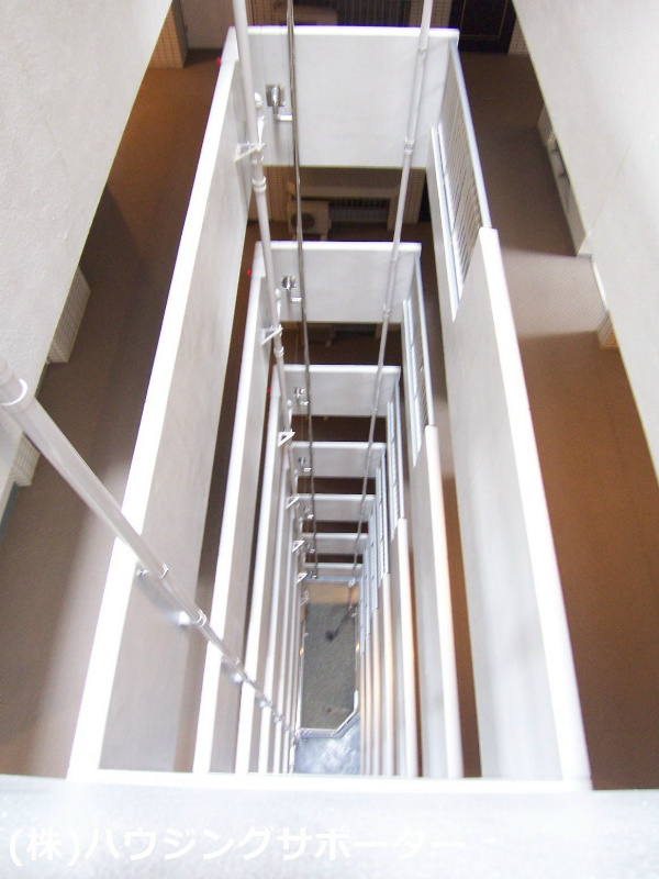 外観画像：建物真ん中は吹き抜けです