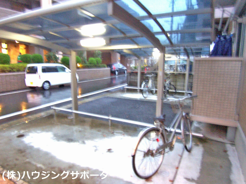 外観画像：駐輪場屋根付きです