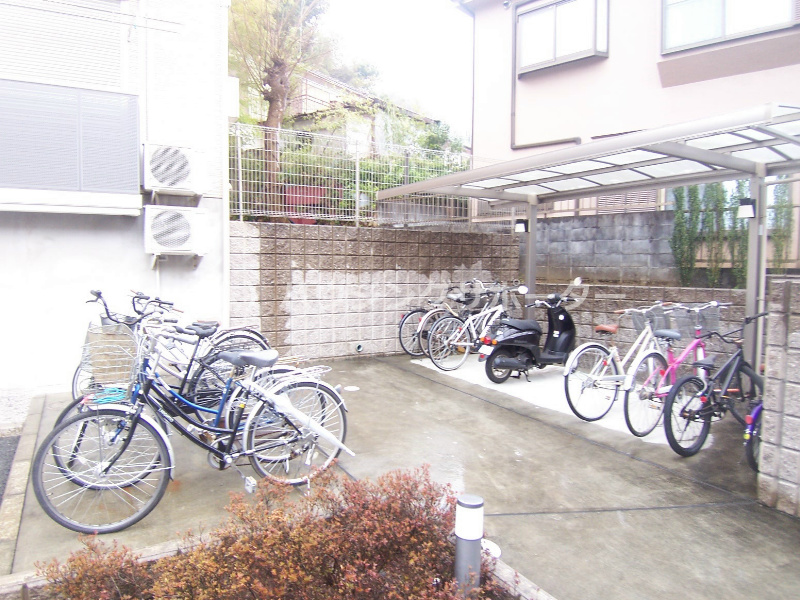 外観画像：駐輪場屋根付きです