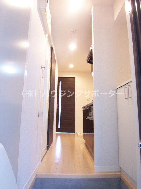 玄関：玄関開けるとこのような感じです。室内との間にドアもしっかりあります