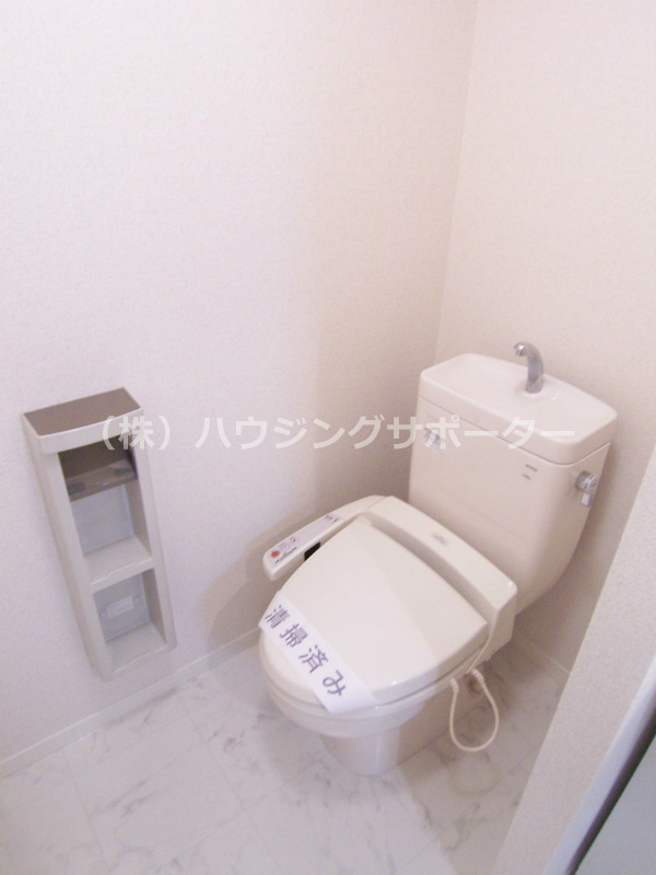 トイレ：トイレは嬉しい温水洗浄便座です