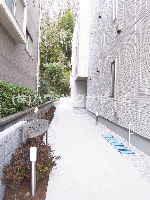 外観画像：建物西側にエントランスあります
