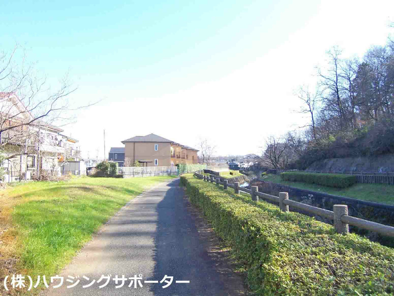 外観画像：前面は川で自然豊かな環境です