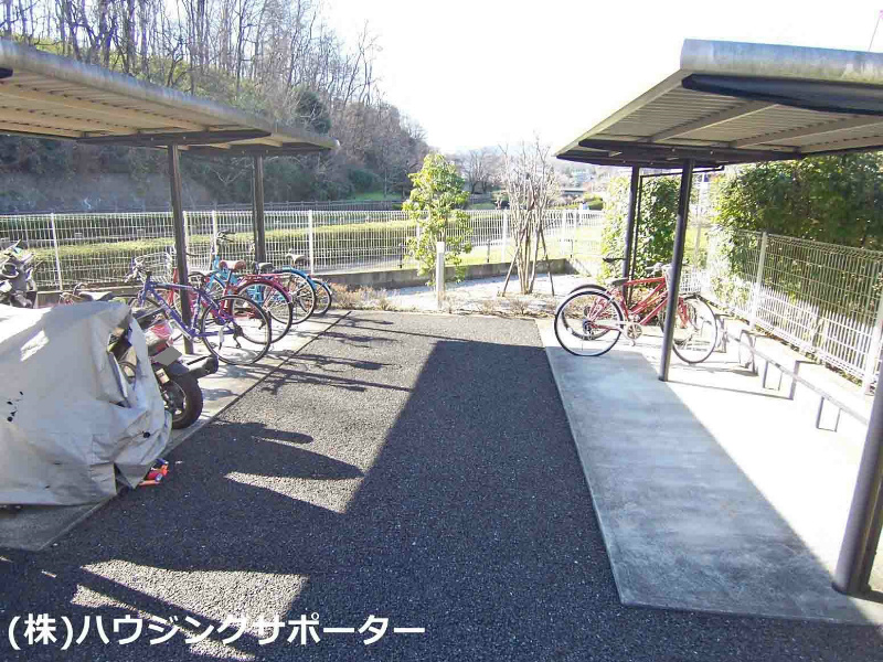 外観画像：奥（西側）に自転車置き場あります