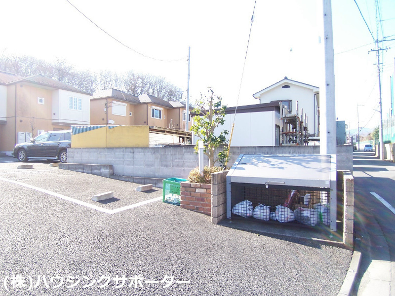 外観画像：道路からの入り口です。敷地内ゴミ捨て場です