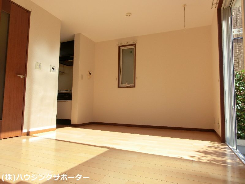 リビング：角部屋に付き、側面に窓あります