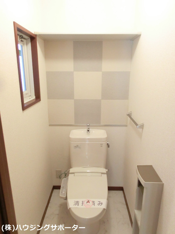 トイレ：アクセントクロスがお洒落なトイレは温水洗浄便座です