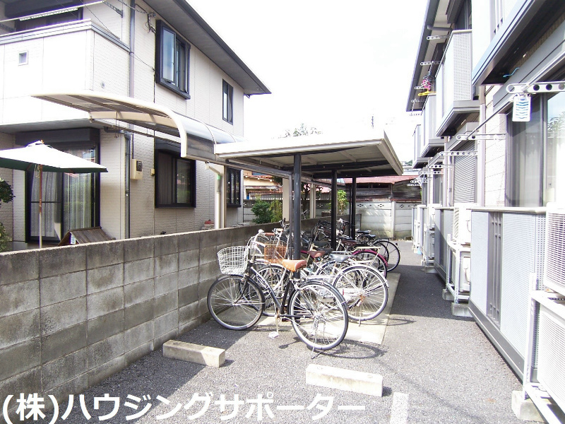外観画像：駐輪場屋根付きです