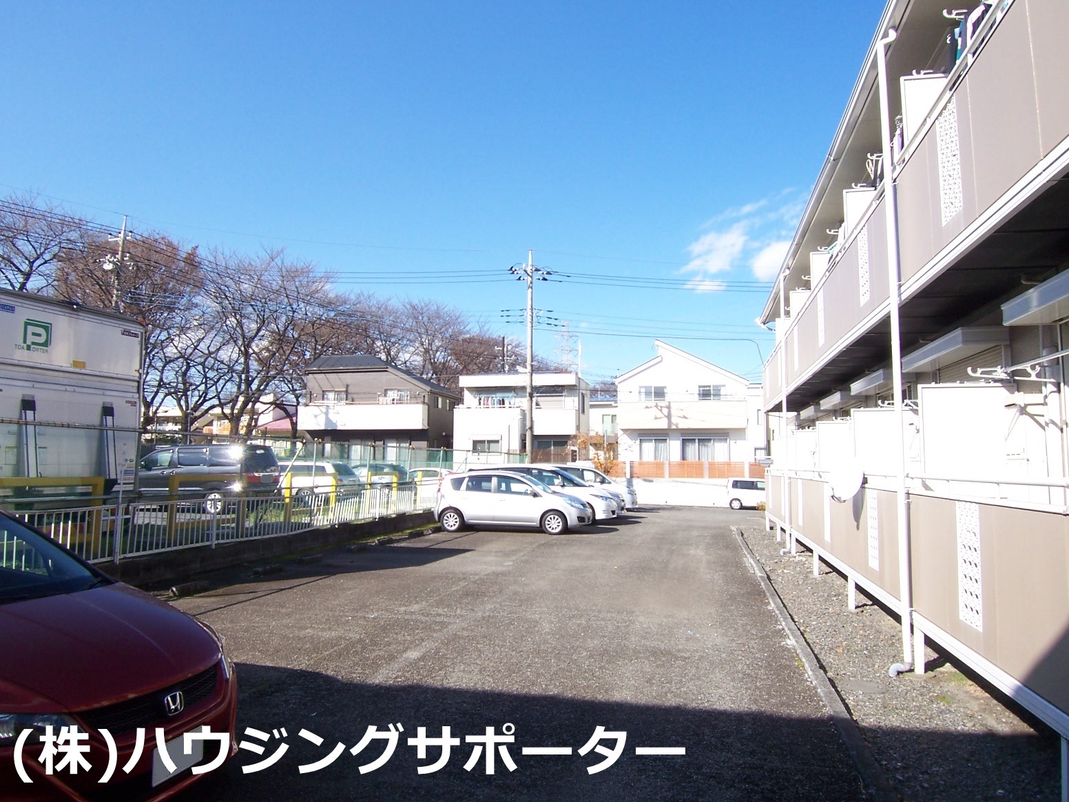 アイアンフラッツ バルコニー側は駐車場です。
