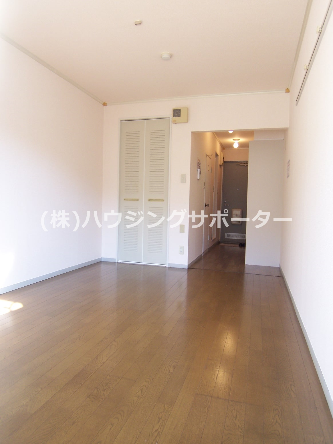 アイアンフラッツ キッチンと室内の仕切りはないですね。