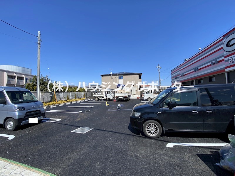 グラン　ソレイユ 駐車場は南側の秋川街道から入ります