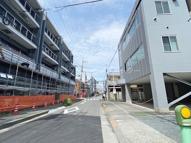 シャン・ヴァロン明神町 南西側より（前面の状況）