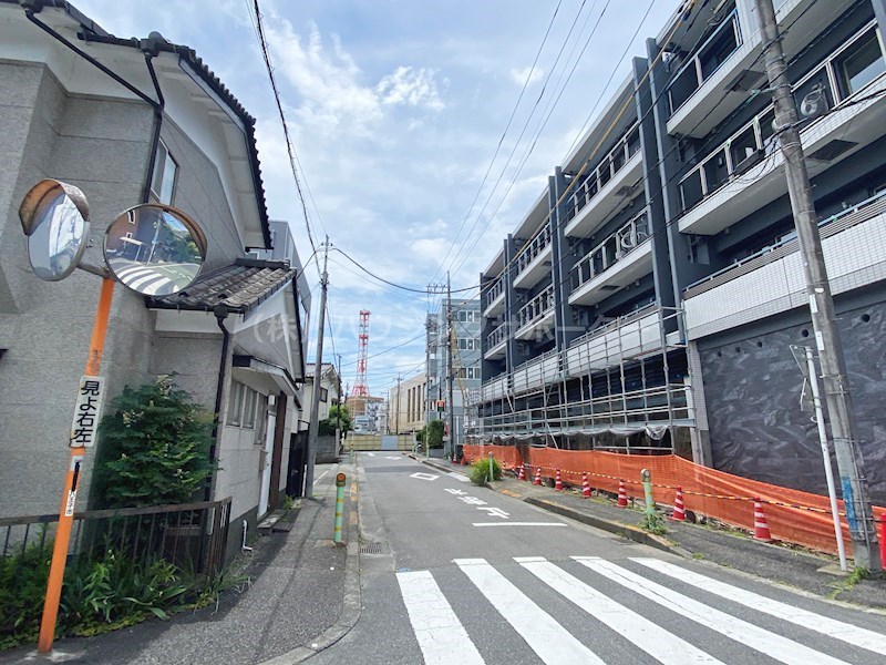 シャン・ヴァロン明神町 北東側より（前面の状況）