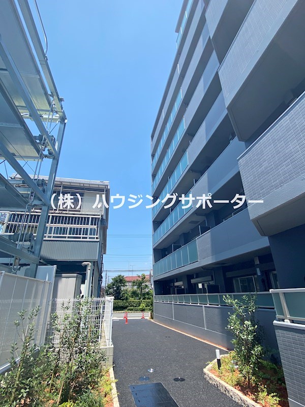 ヴィア・ラッテア 敷地に出入りは南・北・東とあります。写真は西側で北側を見ています