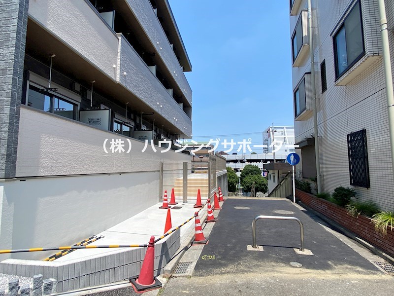 ヴィラ　エクセレーナ バルコニー前面は車は通行できず歩行者用になります
