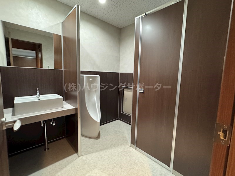 Hachioji R-Bld. 共用の男性トイレです
